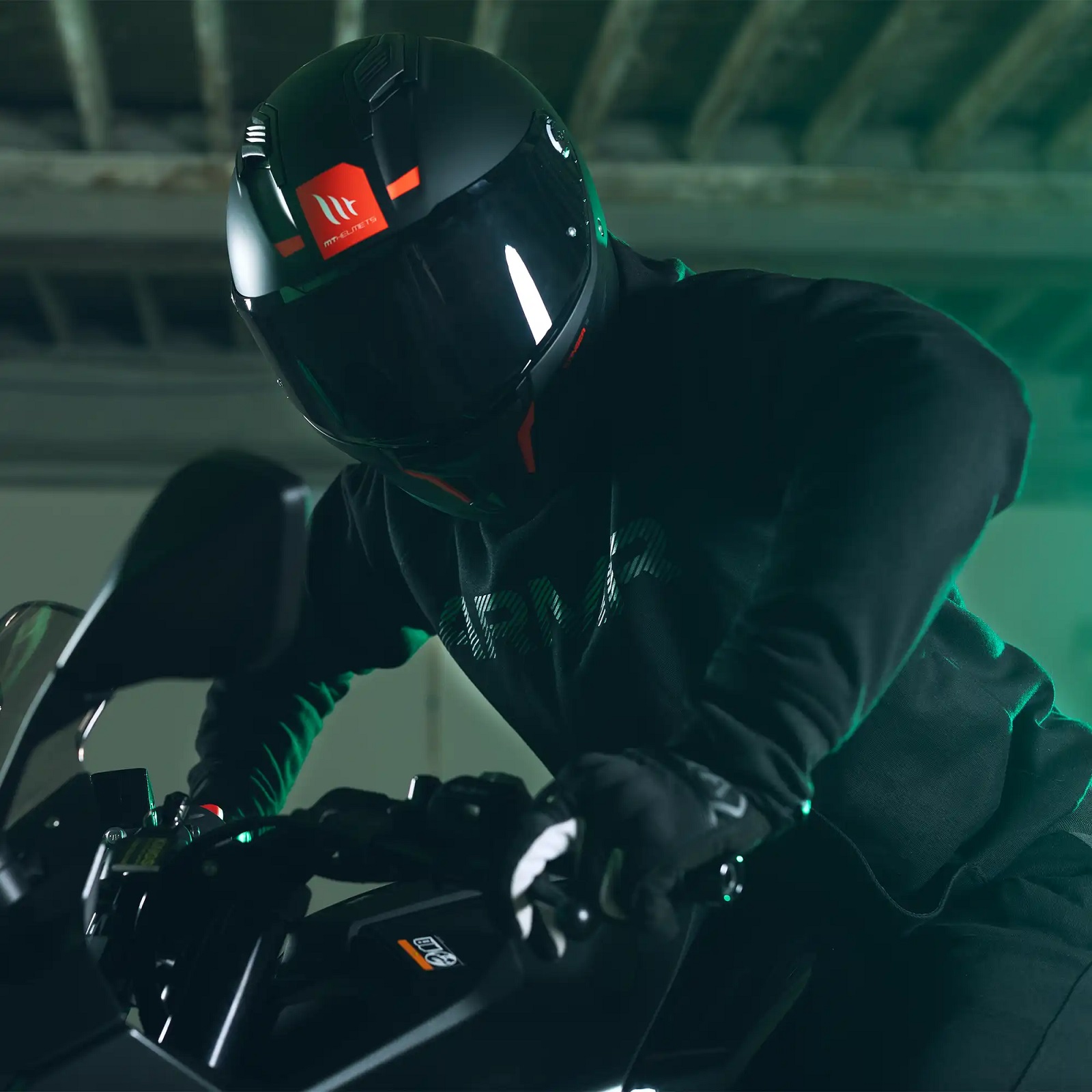 MT Stinger Plain Motorcycle Helmet Black: Protective Gear